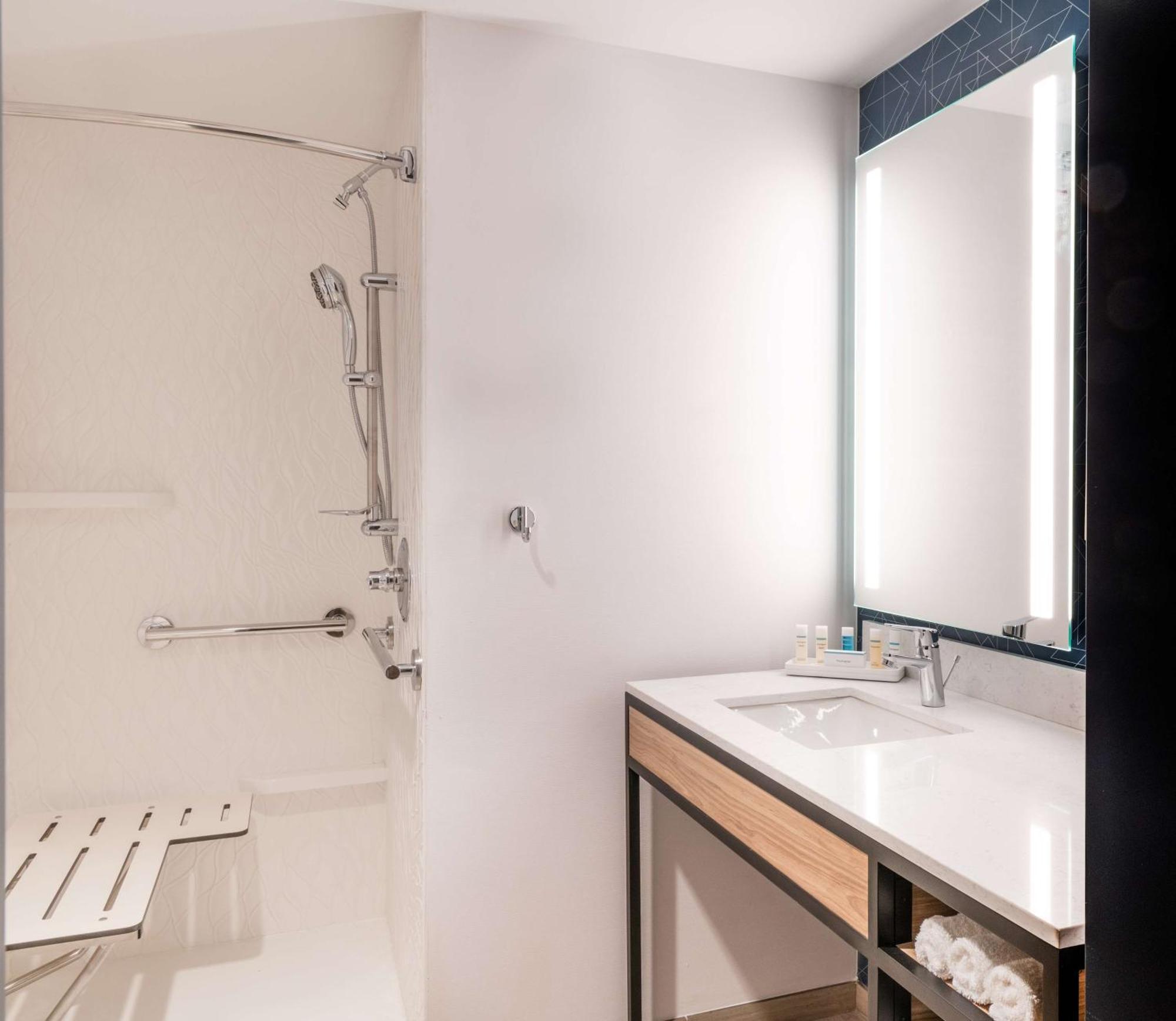 Hilton Garden Inn Flint Downtown Екстер'єр фото